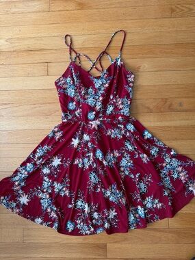 Floral Ruffle-Back Mini Dress in Burgundy